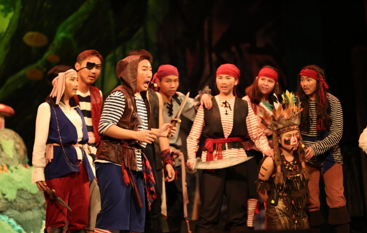 Фото: "Питер Пэн" хүүхдийн мюзикл жүжиг үзэгчдийг байлдан дагуулж байна