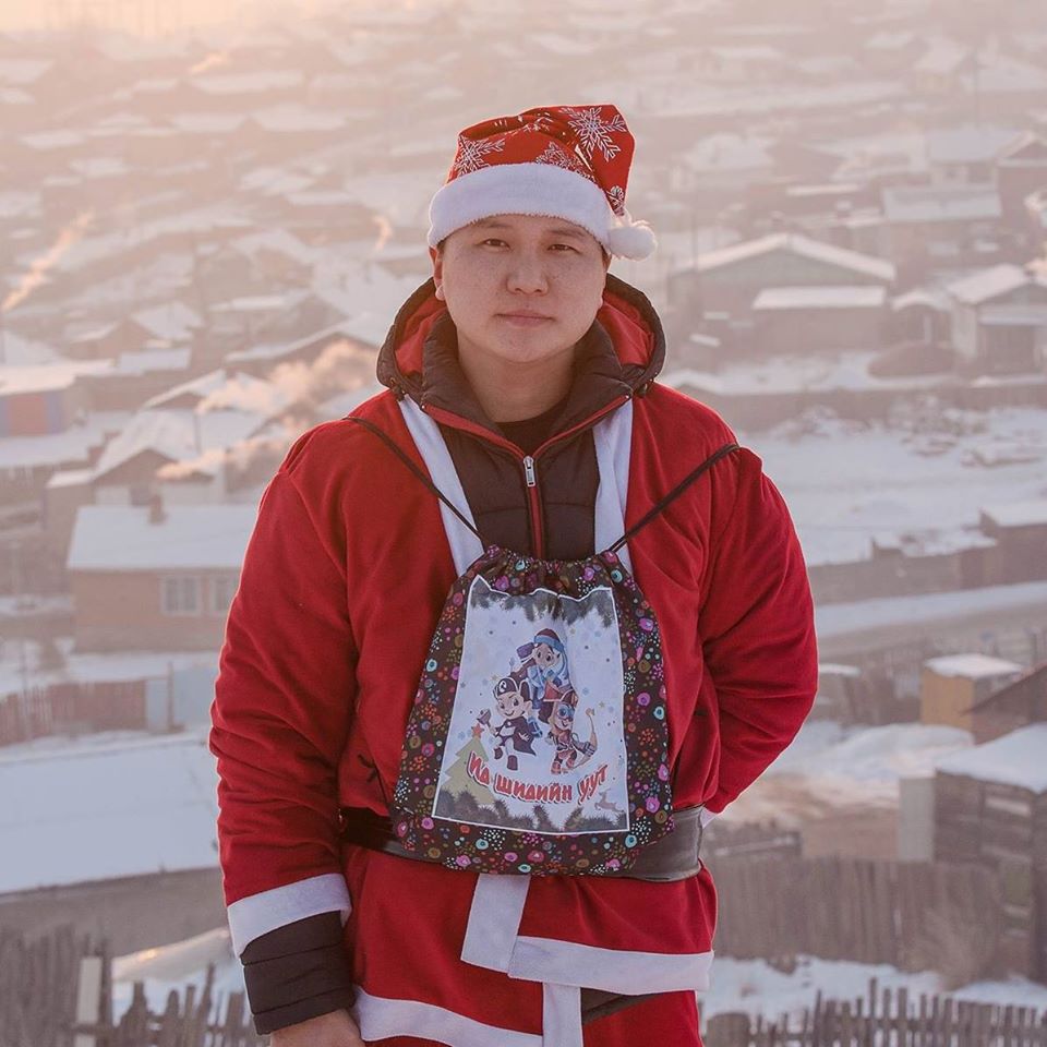 Нэгэн дарга Ч.Ганжавхланд "хүүхдийн бэлэг өгнө, заавал лайв хий" гэжээ