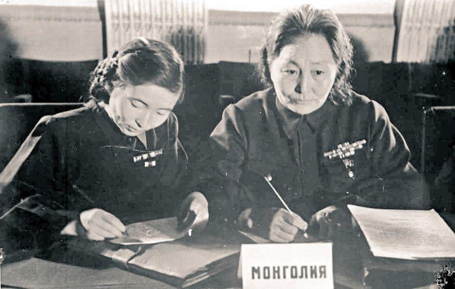 Монголын эмэгтэйчүүдийг соёлтой, боловсролтой, сэхээтэн, манлайлагч байх суурийг тавигчид
