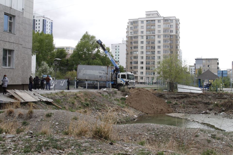 Орон сууцны хороолол дунд олон жил болсон хашааг буулгаж газрыг нь чөлөөллөө