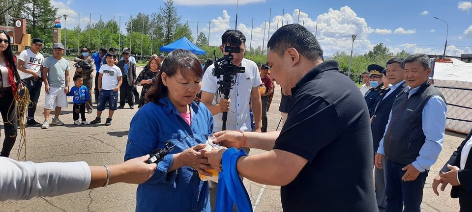 “ТҮШИГ ГОВЬ ХАНГАЙ” ХХК топ сугалаа төсөл байгалийн гамшигт орон гэрээ алдсан 5 өрхөд өргөө цагаан гэр бэлэглэлээ