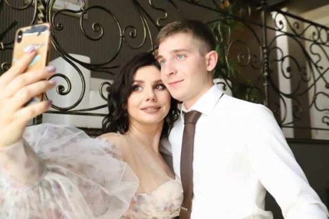20 настай залуу 35 настай хойд ээжтэйгээ гэрлэжээ