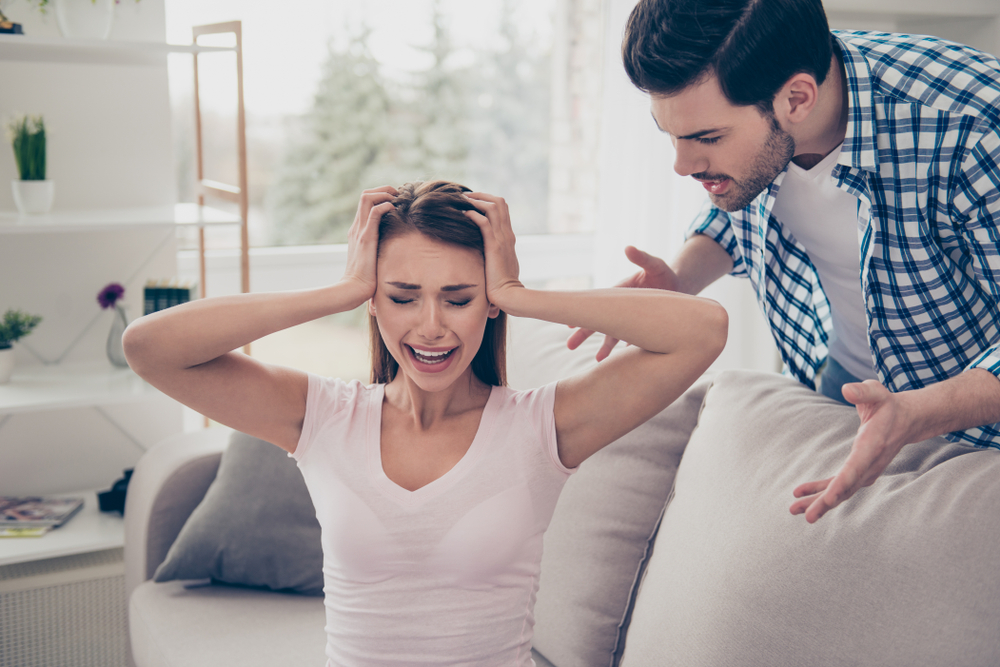 Эхнэрээ уурлаж зэвүү нь хүрэхээрээ харааж доромжилдог гэрээсээ хөөдөг эрчүүд хэр их байдаг вэ?