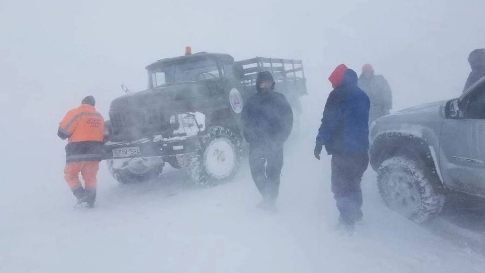 Цасанд боогдсон 15 иргэнийг “Ерөнхийлөгчийн-Овоо”-ноос эсэн мэнд буулгажээ