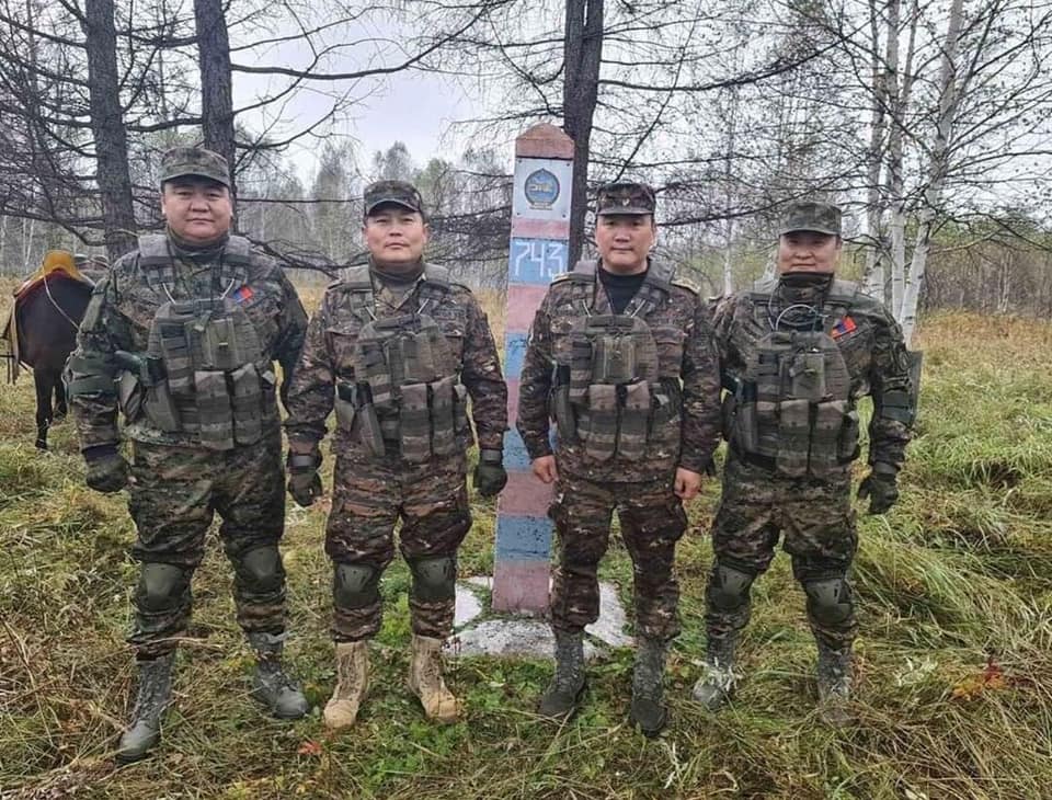 Улс төрчдийн цэргийн хувцастай сүржигнэл