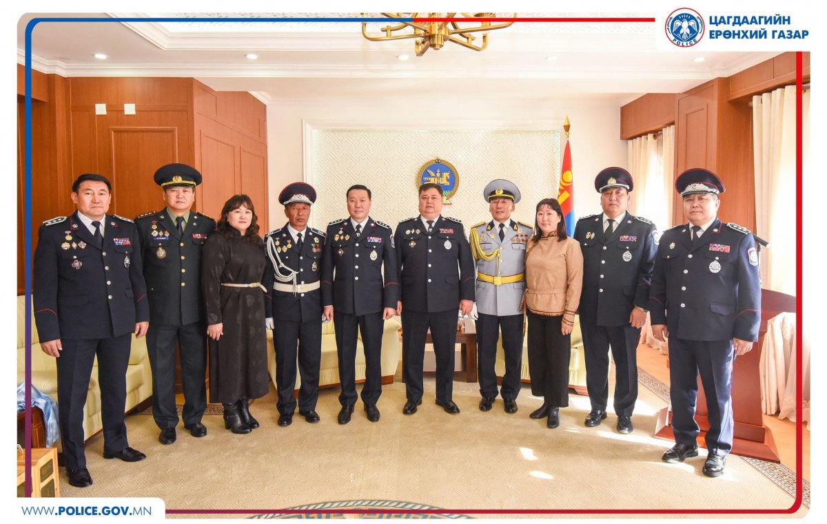 МУ-ын Ерөнхийлөгч, зэвсэгт хүчний ерөнхий командлагчийн зарлигаар “үйлчилгээний гавьяат ажилтан” цолоор шагнагдлаа