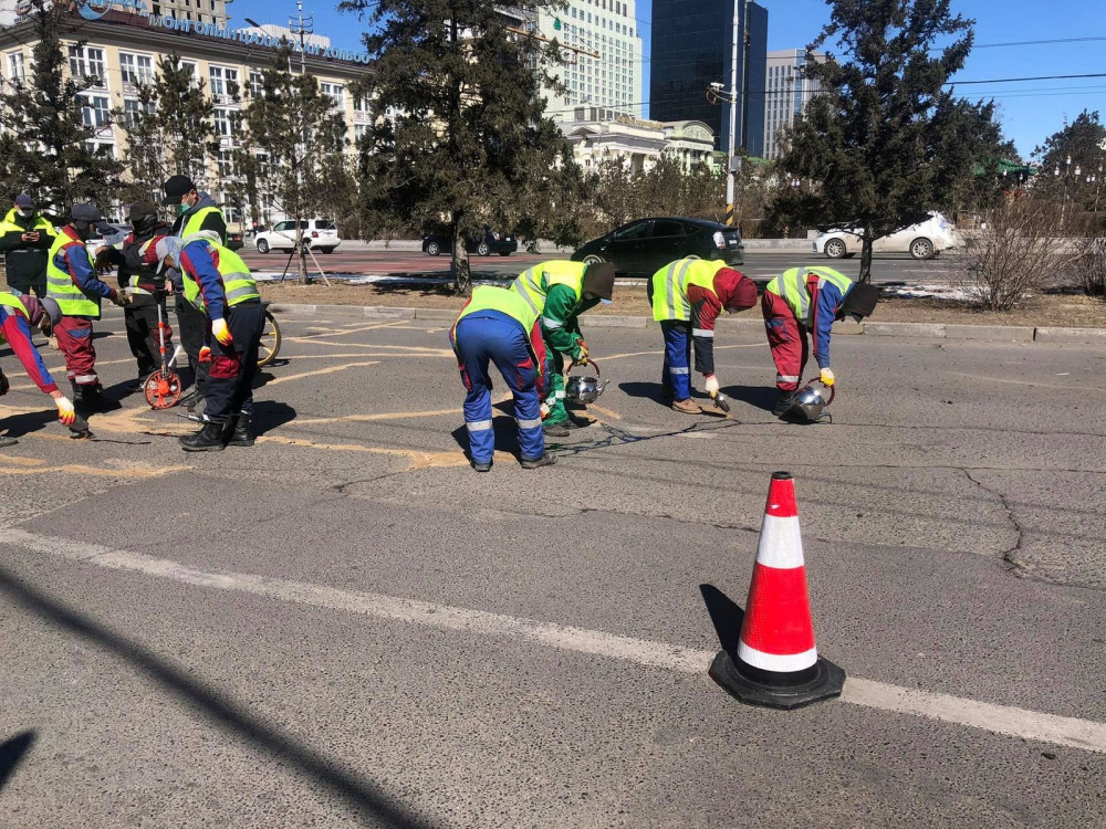 Урд хормойгоороо хойдхоо нөхсөн зам засвар