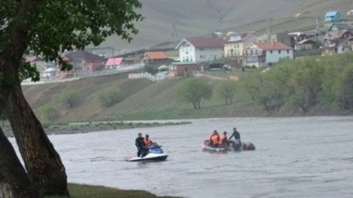 Гурван хүн гол гатлаж байгаад нэг нь живж, амиа алджээ