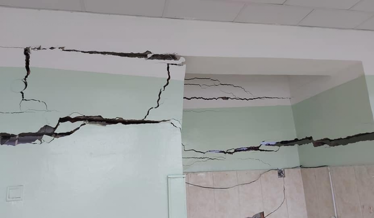 Орхон аймагт дөрвөн жилийн өмнө ашиглалтад орсон сургуулийн хана, шал цөмөрчээ