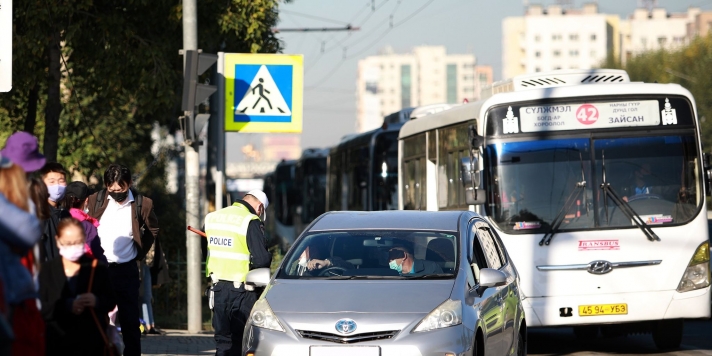 Автобусны буудал дээрх машины мэдээллийг E-police аппликэйшнд илгээгээрэй