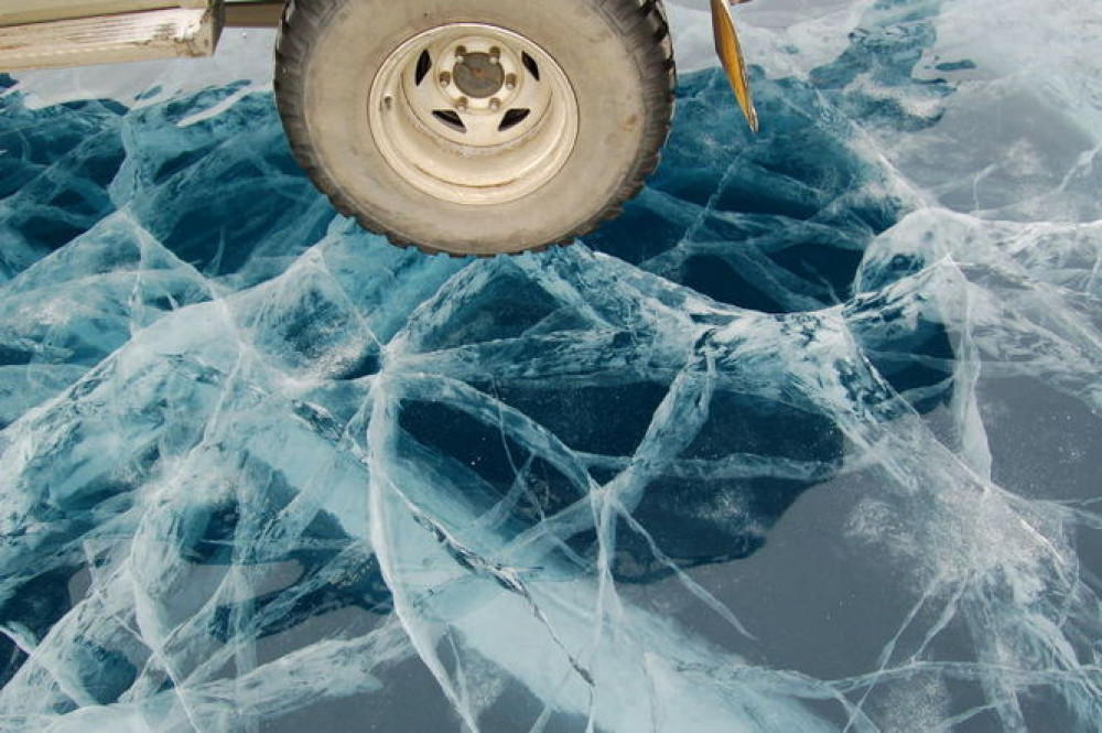 СЭРЭМЖЛҮҮЛЭГ: Мөсөн дээгүүр зорчиж явсан автомашин нуурын ус руу цөмрөн оржээ