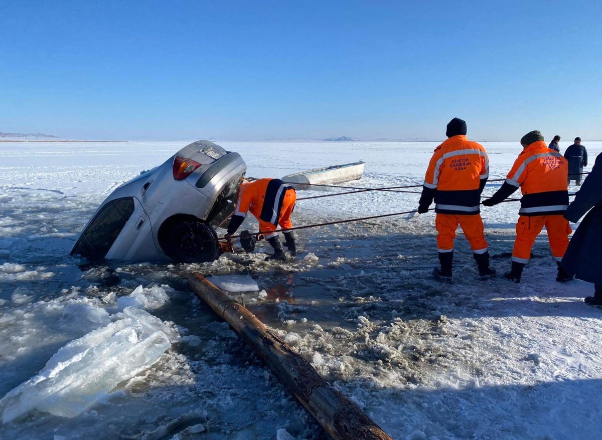 Дөргөн нуурын мөс цөмөрч, нэг машин 10 метрийн гүнд живснийг онцгой байдлын алба хаагчид татан гаргажээ