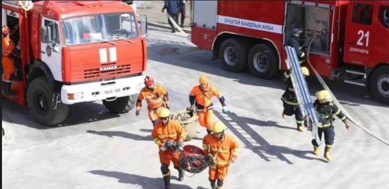 Согтуурсан эмэгтэйчүүд 12 давхар байшингийн дээврээс унахыг завджээ