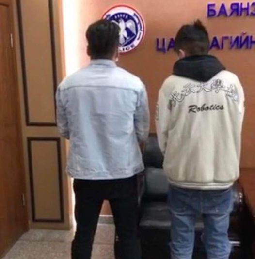 20-22 насны залуус хүнсний дэлгүүрийн худалдагчид хутга тулган дээрэм хийжээ