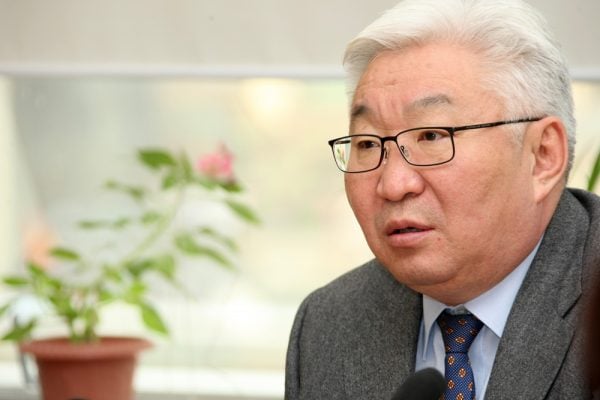 Э.Бат-Үүл "Ардчилсан Монгол улсын иргэн Украиныг өмөөрөх эрхтэй" хэмээн эрхийг нь зөрчиж буйг эсэргүүцэж өлсгөлөн зарлажээ