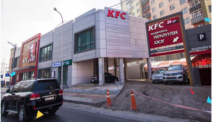 KFC түргэн хоолны газрын ажилтан үйлчлүүлүүлэгчдээ зодож, танхайрчээ