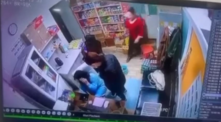 Бусдын биед халдаж зодсон эмэгтэйг шалгаж байгаа