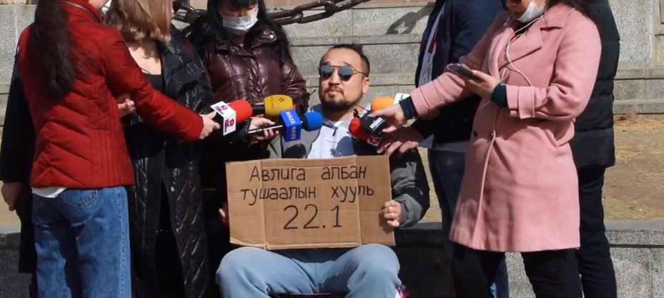 Иргэн О.Отгонтөгс төв талбайд сандалтай суулт хийж байна