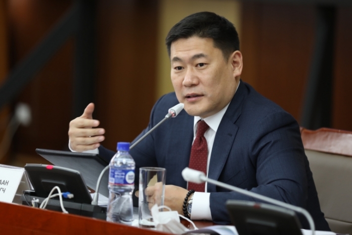 Л.Оюун-Эрдэнэ ухарвал улс төрөөс явах хэрэгтэй