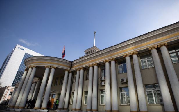 Сингапурт хоёр монгол иргэний нэгийг нь хэрэгт холбогдолгүйг тогтоож, нөгөө иргэнийг казиногийн журмыг зөрчсөн хэмээн шүүхэд өгсөн байна
