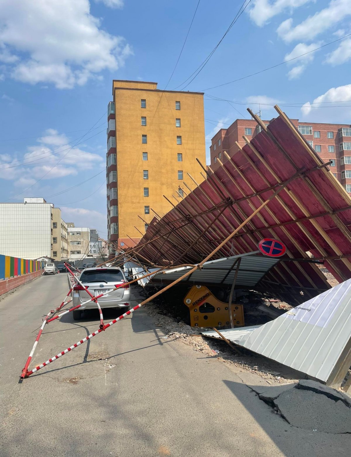 Барилгын ажлын нурсан хашааны талаар МХЕГ-с тайлбар өгөв