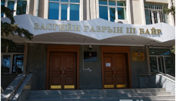 Зургаадугаар ангийн сурагч биеийн тамирын хичээлдээ орохоор явж байх үедээ бэртсэн. Эмчилгээ хийлгэж байгаа