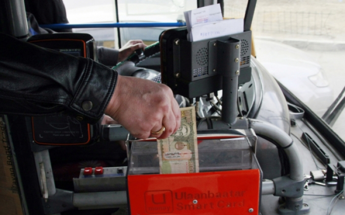 Нийтийн тээврийн автобусанд бэлэн мөнгөөр ч, U-money картаар ч төлбөрөө төлдөг болно