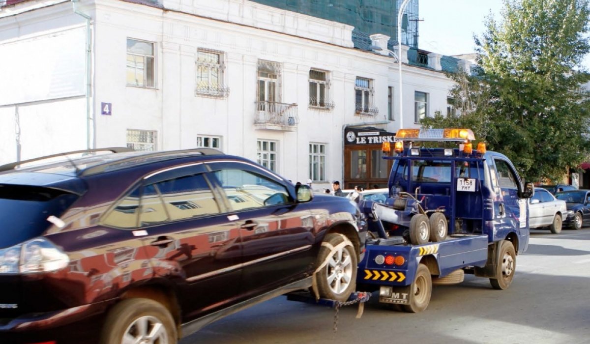 Автомашинаа ачуулсан жолооч журмын хашаанаас гарахын тулд бүх торгуулиа төлнө