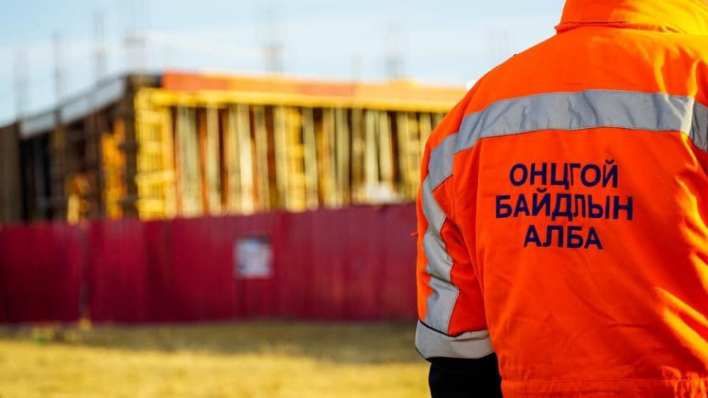 Согтуу эмэгтэй уулын оройгоос 35 метр өнхөрч, хясаанаас унах гэж байсныг аварчээ