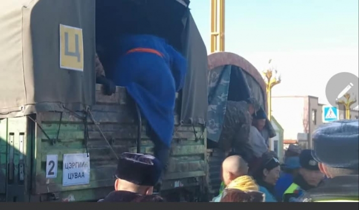 Завхан аймгаас Баян-Өлгий рүү цэрэг тээвэрлэж явсан автомашин замын хажуу руу орж осолджээ