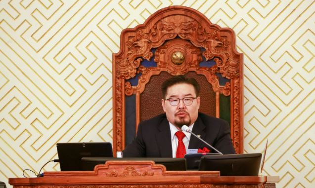 Д.Ганбатад Ц.Туваан гишүүн суудлаа тавьж өгсөн. Бүтэн хоёр жил сандал, ширээ булаацалдлаа