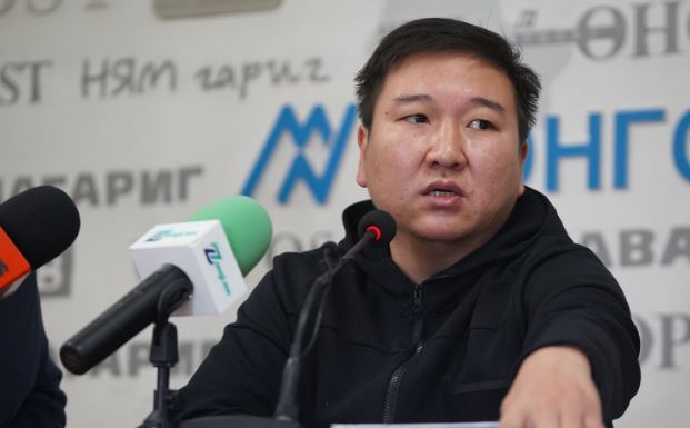 Э.Одбаяр: Пост оруулсны төлөө эх сурвалжаа хэлээд кофе уух, үгүй бол шоронд явах хоёр сонголтыг цагдаагаас өгч байсан