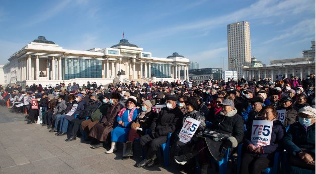 Ахмадууд төв талбайд жагсаж байна