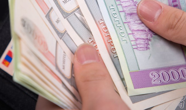 Нэг ажилтанд ногдох сарын дундаж цалин гуравдугаар улиралд 1,573,100 төгрөг болж, өмнөх оны мөн үеэс нэмэгджээ