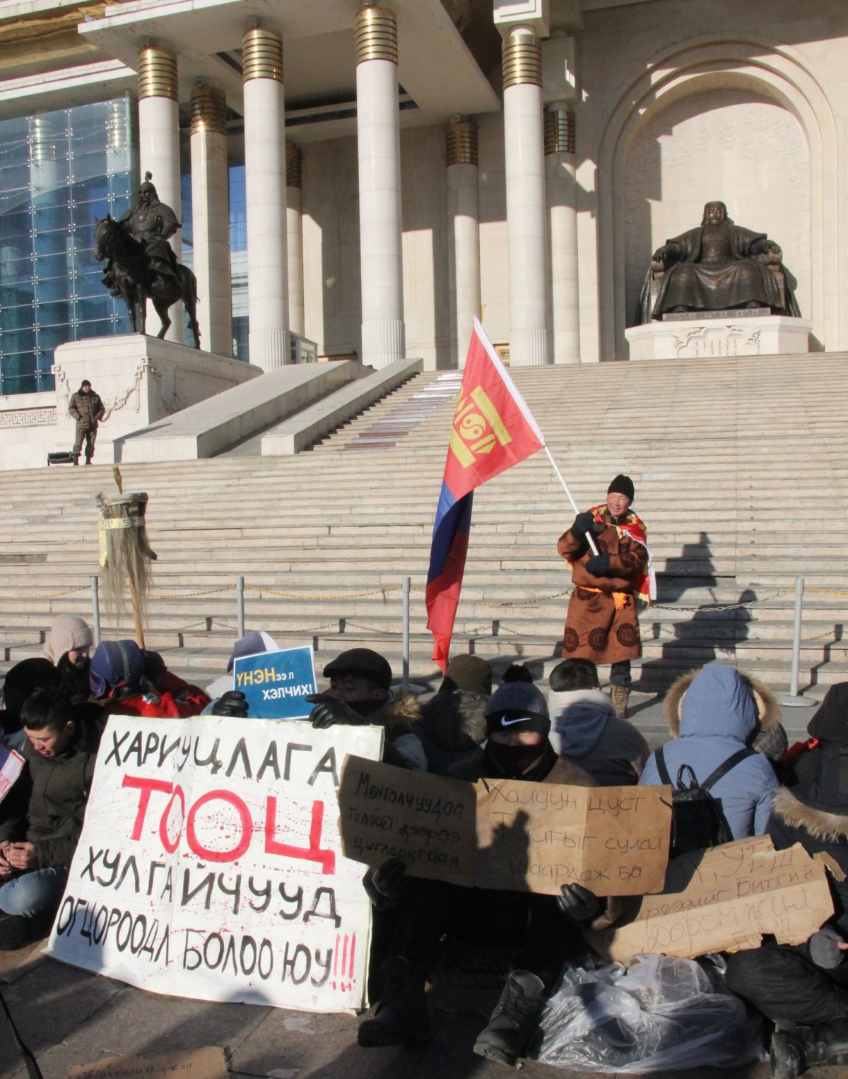 Жагсагчдын шаардлагыг биелүүлж, СТӨ-г нээж өгөхөөр болов
