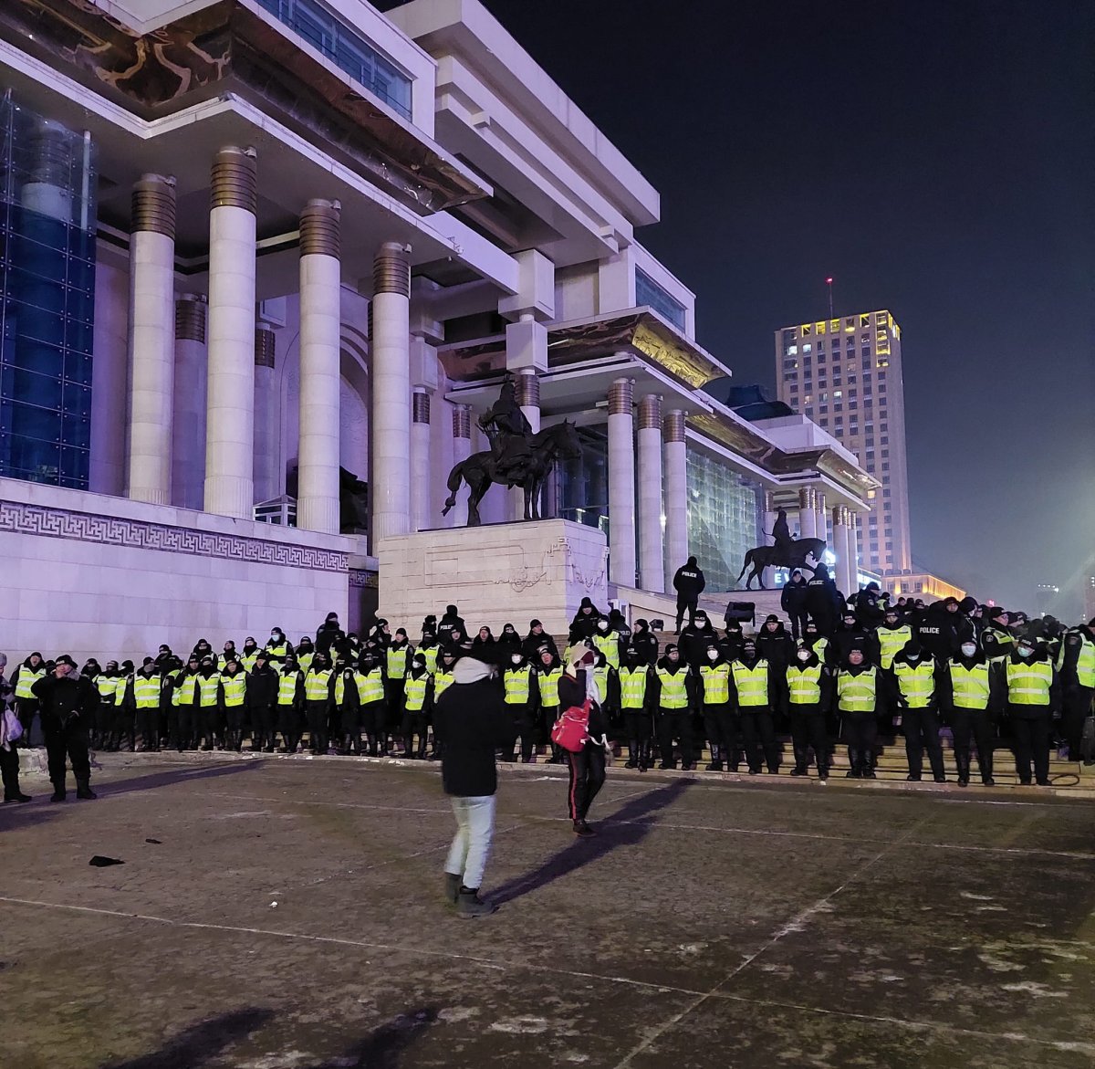 ЦЕГ: Жагсаалын үеэр цагдаагийн 13 алба хаагч гэмтсэнээс нэг нь эмнэлэгт хэвтэн эмчлүүлж байна 