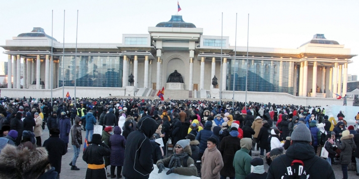 Төв талбайн жагсаалд өдөрт дунджаар 800-2,500 орчим хүн ирж, суулт зарлахад 56 иргэн оролцсон