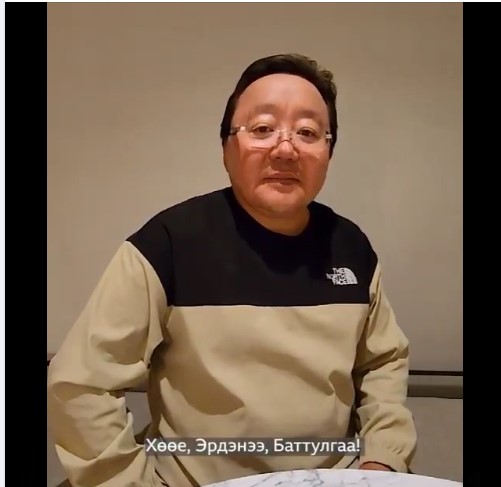Ц.Элбэгдорж: Хөөе, Эрдэнээ, Баттулгаа! Би ч орно. Гурвуулаа хол байя. Жолоогоо татъя