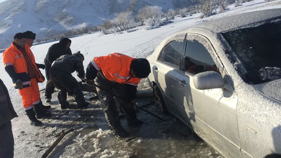 СЭРЭМЖЛҮҮЛЭГ: Жирэмсэн эмэгтэй, бага насны хүүхэд зорчиж явсан автомашин Туул голын мөсөнд цөмөрч, суужээ
