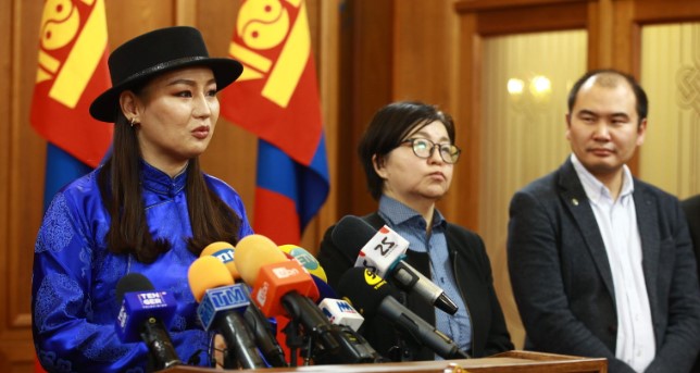 Зөвлөлдөх уулзалтын үеэр хурганы арьсан дээлтэй хүмүүс халууцаад зүүрмэглэх тохиолдол гарсан. Хажуудахаа сэрээнэ шүү гэж ярьцгаасан