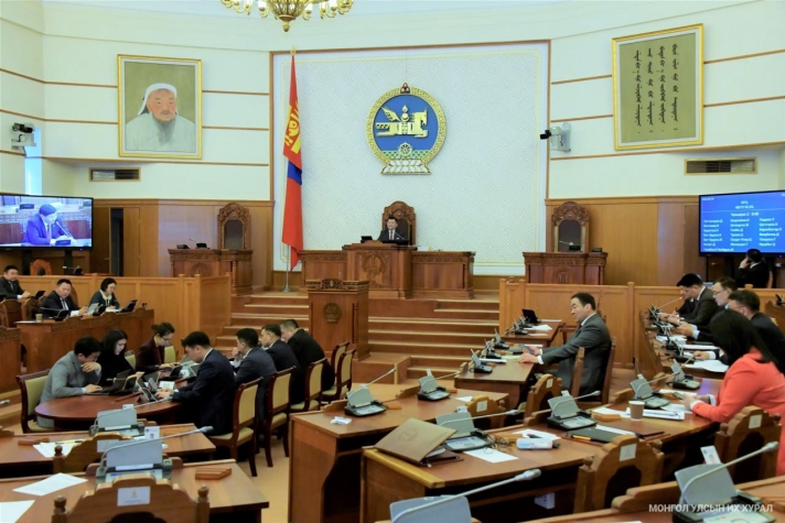 Монголын парламент олон алдаа гаргасан, хариуцлага ер хүлээгээгүй