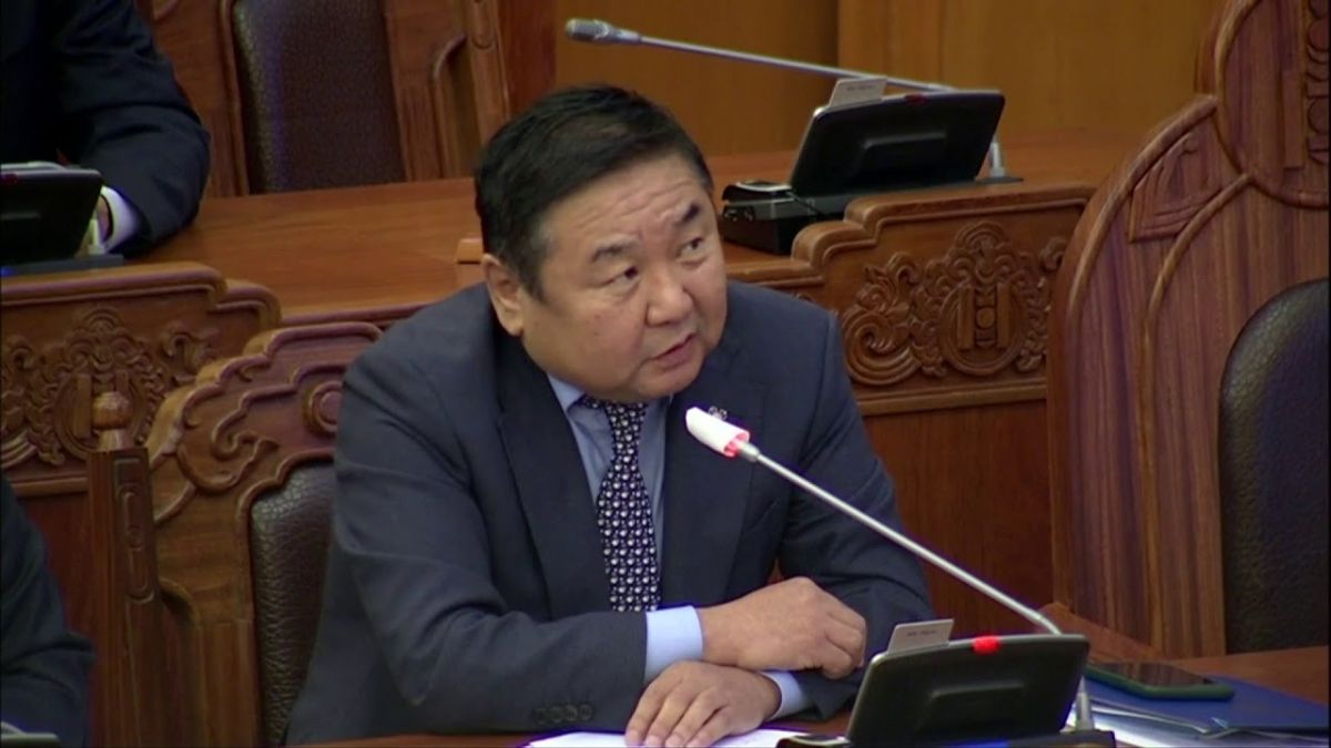 Үндсэн хуульд дайныг эсэргүүцнэ гэж бичсэн. Гэтэл дайныг эсэргүүцсэн залуусын амыг нь хаасаар байна