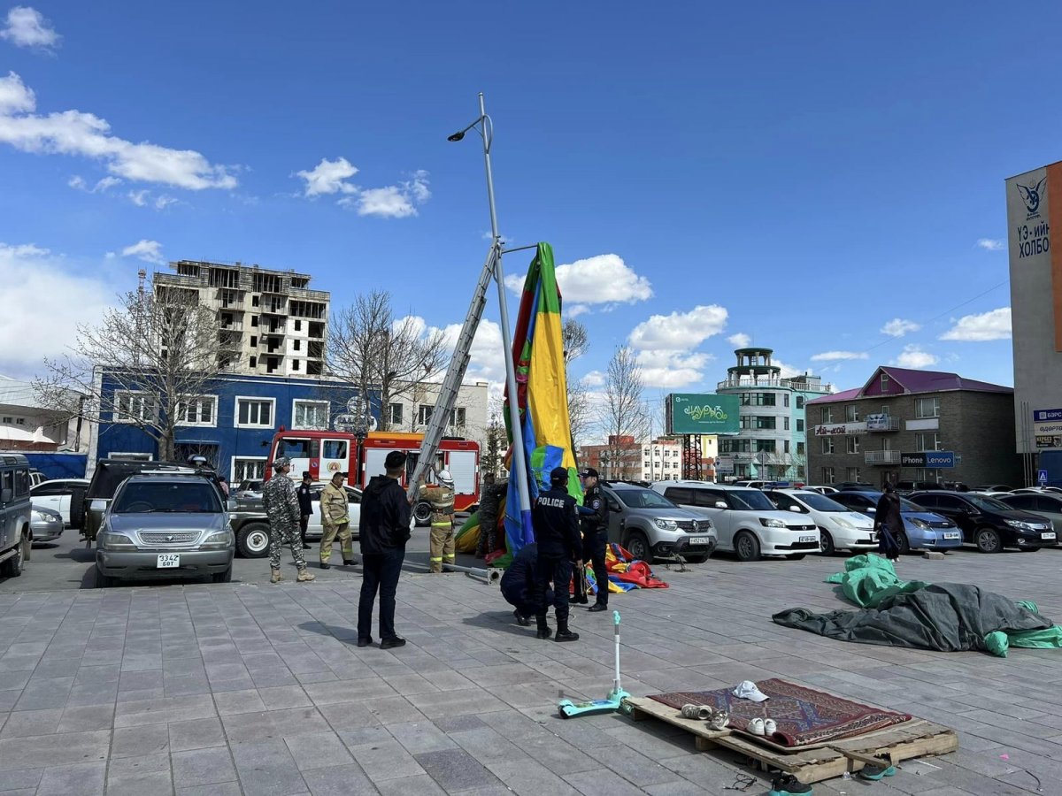  Хийлдэг гулсуур салхинд хийсэж, тоглож байсан 12 хүүхэд гэмтэн эмнэлэгт хэвтсэн. Хоёр нь ухаангүй байна