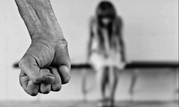 Бусдад хүчирхийлүүлсэн 15 настай охин орон сууцны дээврээс үсэрчээ 