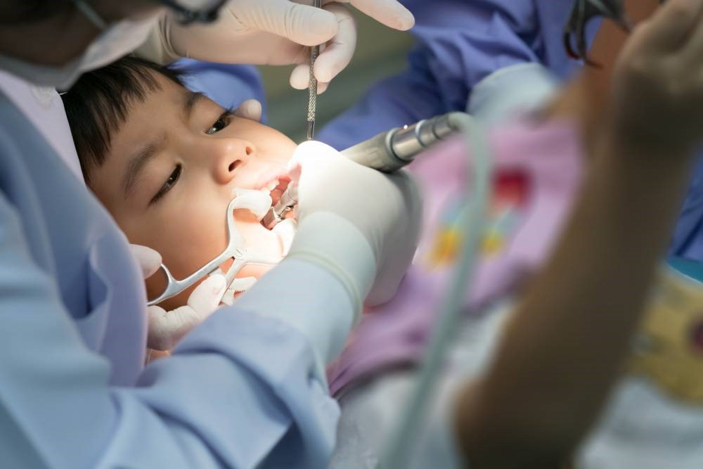 Хүүхдийн нэг шүдний эмчилгээг 60,000 төгрөгөөр тооцож, жилд гурван шүд эмчлүүлэх мөнгийг ЭМДС-гаас гаргана