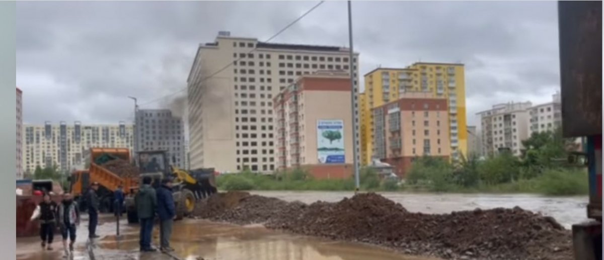 Натур худалдааны төв, Буян компани орчимд ус дүүрч, Элчингийн уулзвараас Нарны зам хүртэл хөдөлгөөн хаагджээ