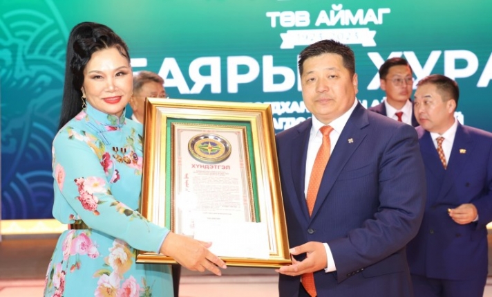 Ардын жүжигчин А.Долгор Төв аймгийн хүндэт иргэн боллоо