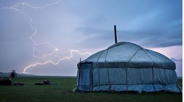 Бага насны гурван хүүхэд аянганд цохиулж, хоёр нь газар дээрээ нас баржээ