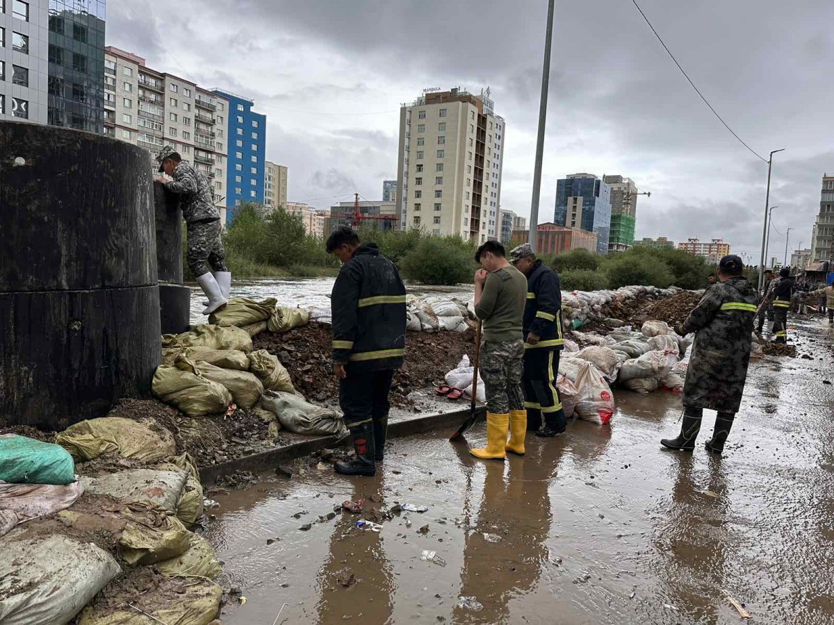 Дамдинсүрэнгийн гудамжны замд цууралт үүссэн тул Натурын гүүрний урд талын барилгын ажлыг зогсоосон