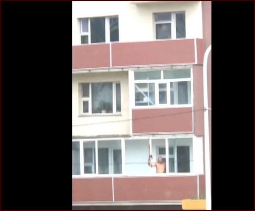 Байрныхаа тагтнаас гал нээсэн иргэнийг шалгаж байна